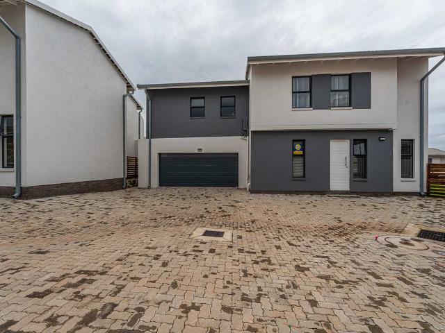 4 Bedroom Townhouse to rent in Amorosa