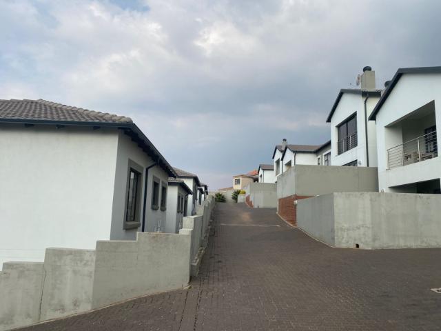 4 Bedroom Townhouse To Rent in Allen's Nek
