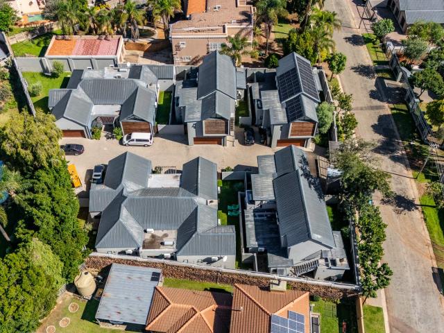 4 Bedroom Townhouse To Rent in Ashlea Gardens