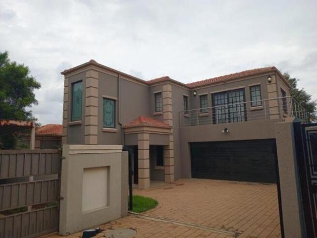 4 Bedroom Townhouse to Rent in Blue Hills