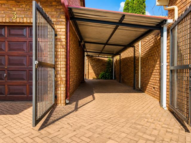 4 Bedroom Townhouse To Rent in Newlands