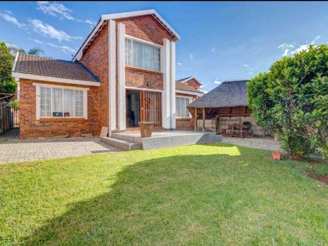 4 Bedroom Townhouse to rent in Strubensvallei