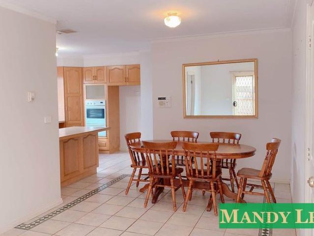 4 Bedroom Townhouse, Walk to Box Hill Centro