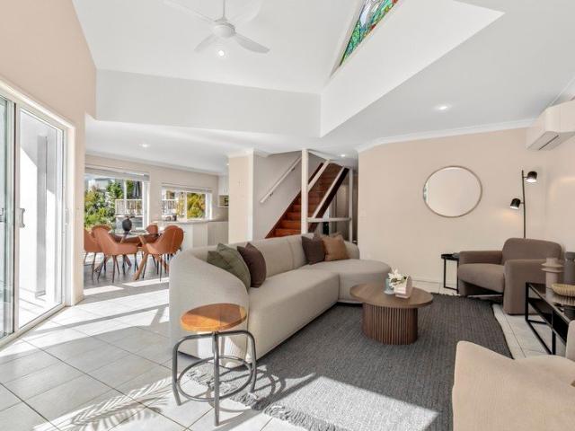 4 Bedroom Townhouse Walk Through to the Beach in Korora No Strata Standalone
