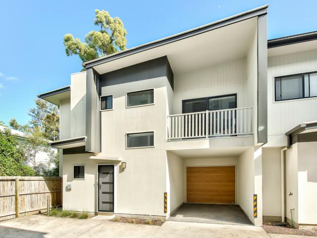 4 BEDROOM TOWNHOUSE WITH DUCTED AIR CONDITIONING !
