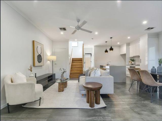 4 BEDROOM TOWNHOUSE WITH DUCTED AIR CONDITIONING !