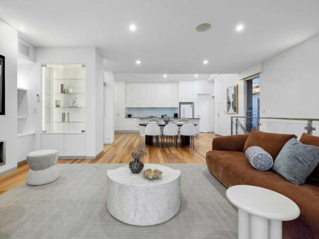 4 Bedroom townhouse with sweeping bay views & incredible rooftop terrace from lift access