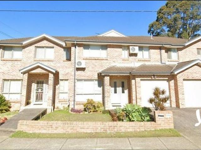 4 BEDROOM TOWNHOUSE