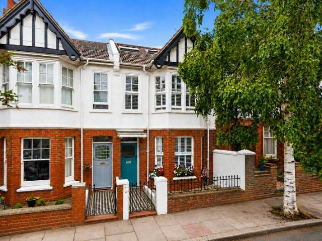 4 Bedroom End Of Terrace House