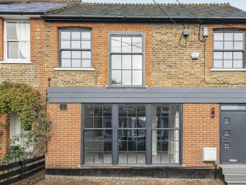 4 Bedroom Terraced House