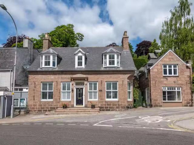 4 bedroom terraced house for rent in 93 High Street, Banchory.