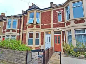 4 bedroom terraced house for rent in Chessel Street, Bristol.