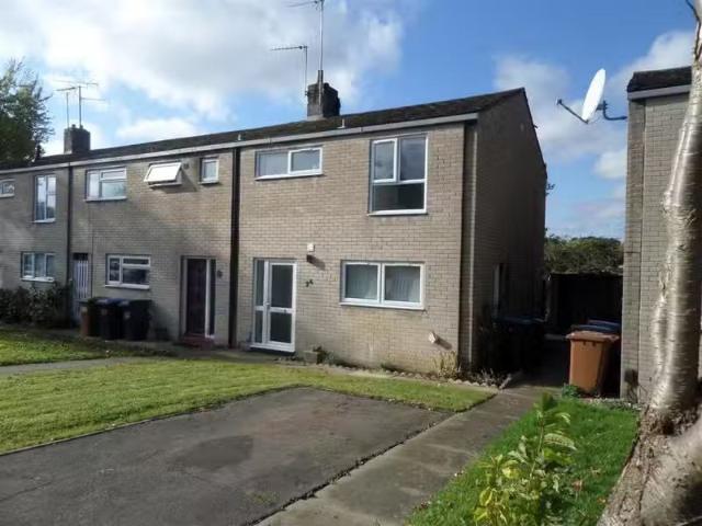 4 bedroom terraced house for rent in Badger Way, Hatfield, AL10