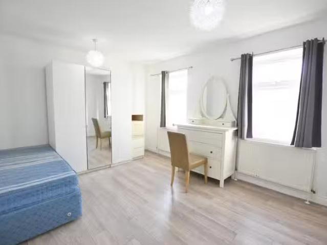 4 bedroom terraced house for rent in Brydges Road, Stratford.