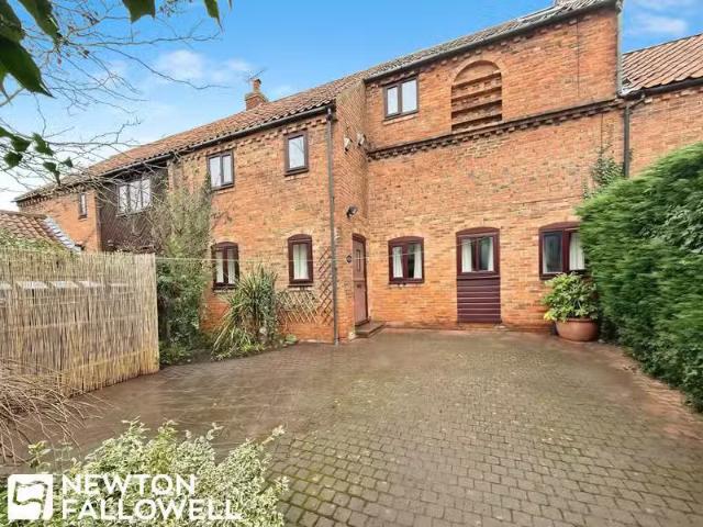 4 bedroom terraced house for rent in High Street, South Levert.