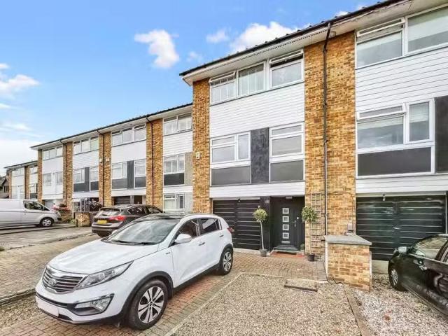 4 bedroom terraced house for rent in St Johns Road, Petts Wood.