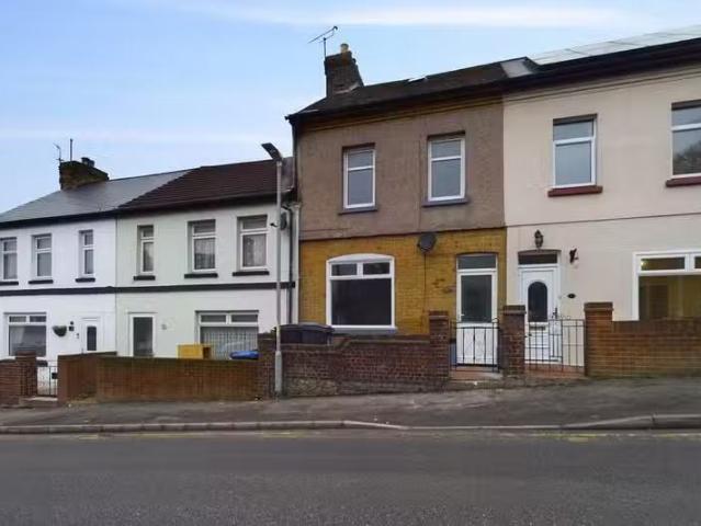 4 bedroom terraced house for rent in Whitfield Avenue, Dover.