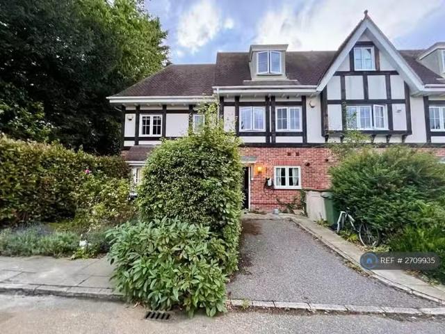 4 bedroom terraced house for rent in Virginia Close, Bromley.