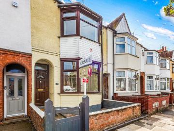 4 bedroom terraced house for sale