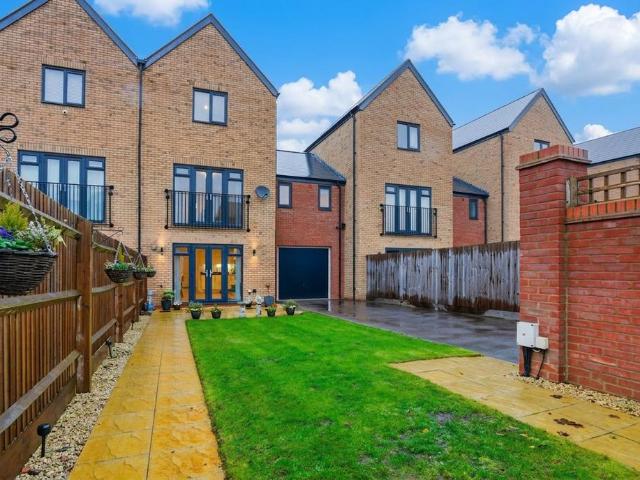 4 bedroom terraced house for sale