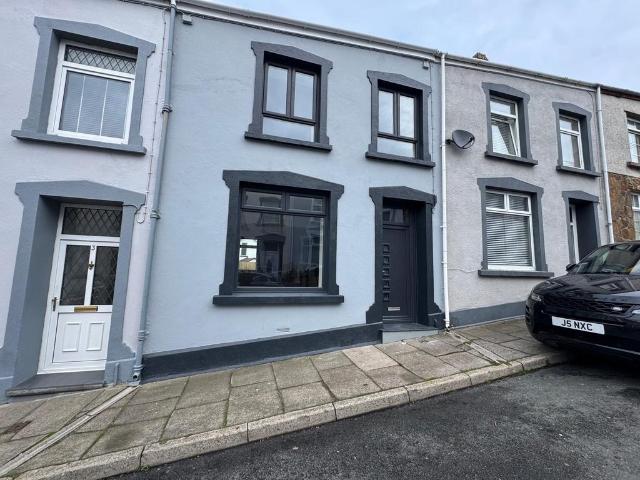 4 bedroom terraced house for sale