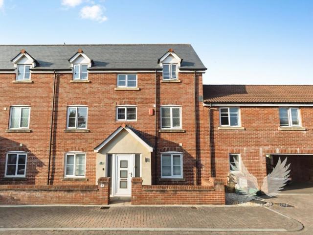 4 bedroom terraced house for sale