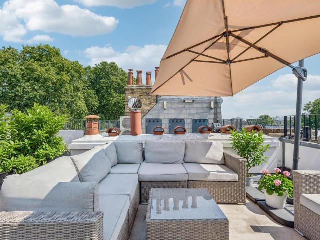 4 bedroom terraced house for sale