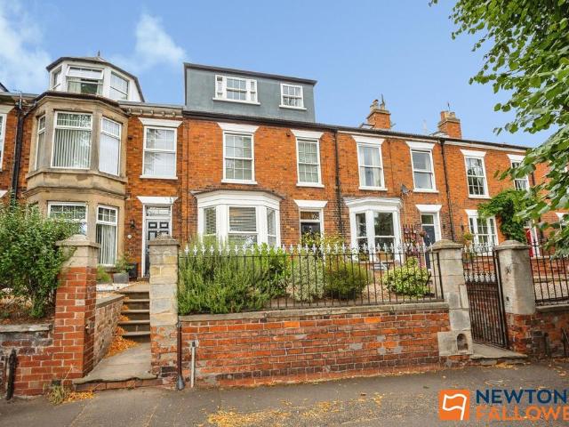 4 bedroom terraced house for sale