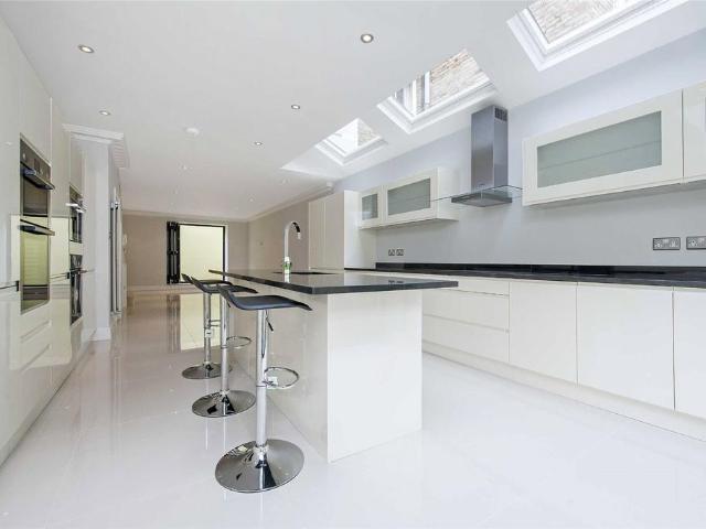 4 bedroom terraced house for sale
