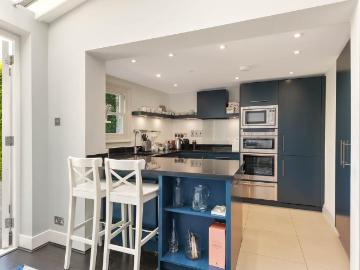 4 bedroom terraced house for sale