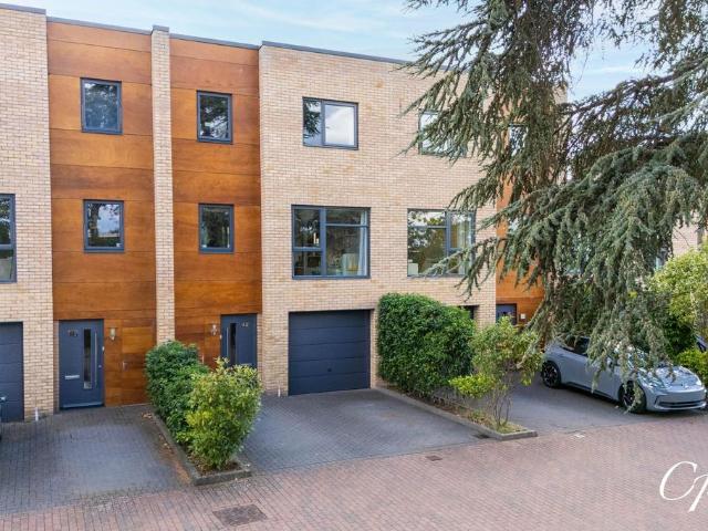 4 bedroom terraced house for sale
