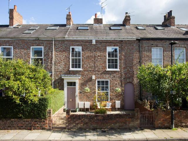 4 bedroom terraced house for sale