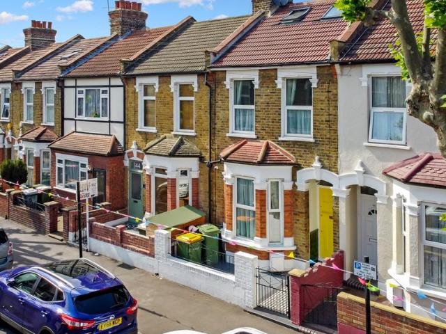 4 bedroom terraced house for sale