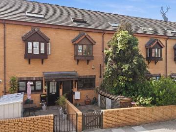 4 bedroom terraced house for sale