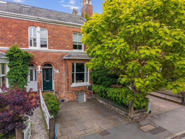 4 bedroom terraced house for sale