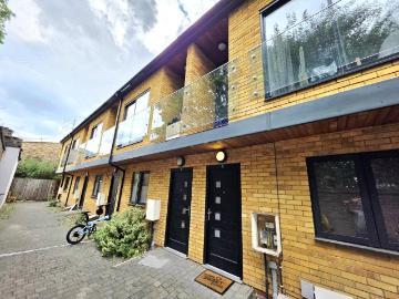 4 bedroom terraced house for sale