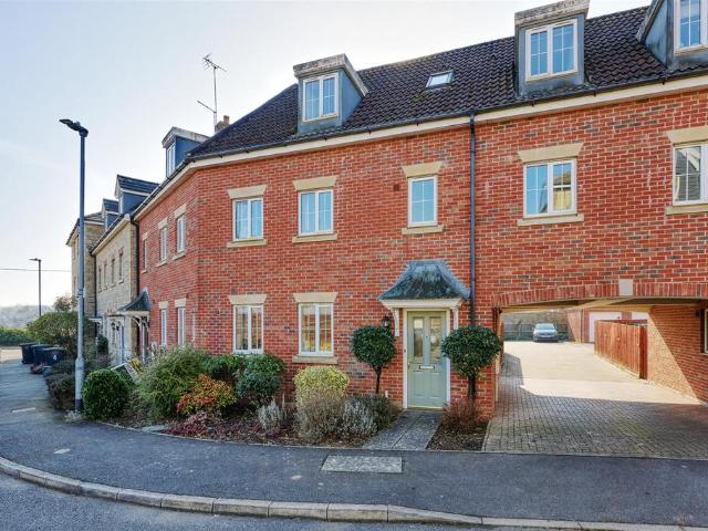 4 bedroom terraced house for sale