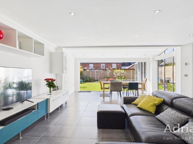 4 bedroom terraced house for sale