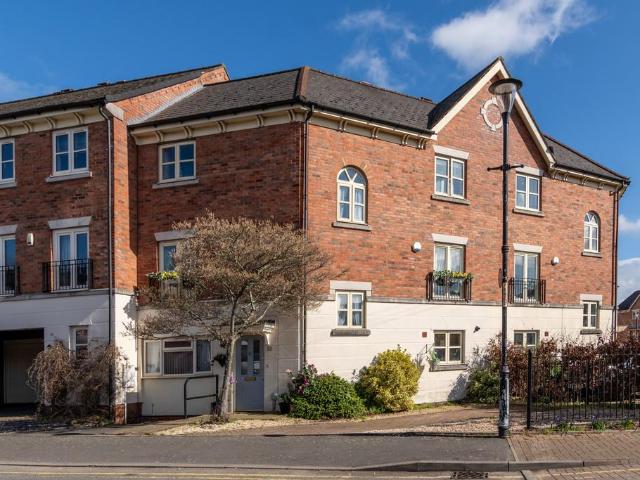 4 bedroom terraced house for sale