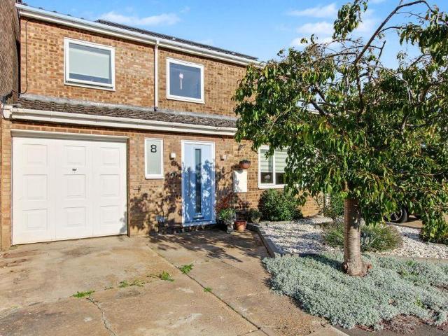 4 bedroom link detached house for sale
