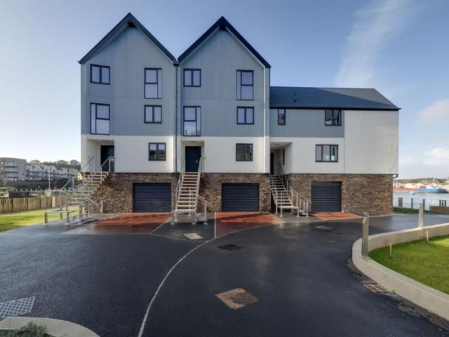 4 bedroom terraced house for sale