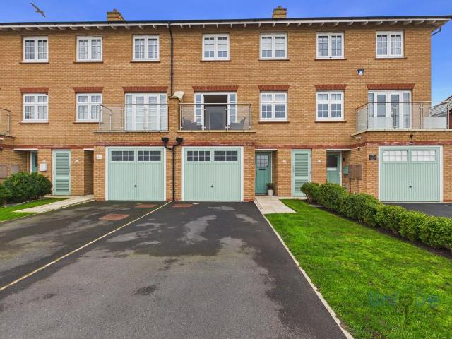 4 bedroom terraced house for sale