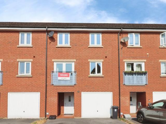 4 bedroom terraced house for sale