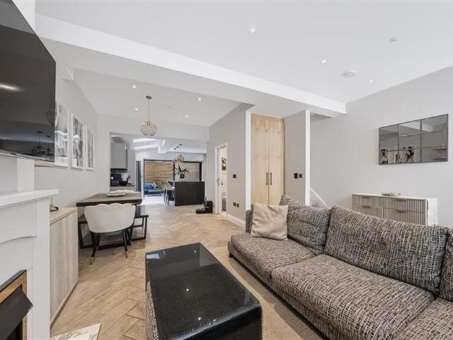 4 bedroom terraced house for sale