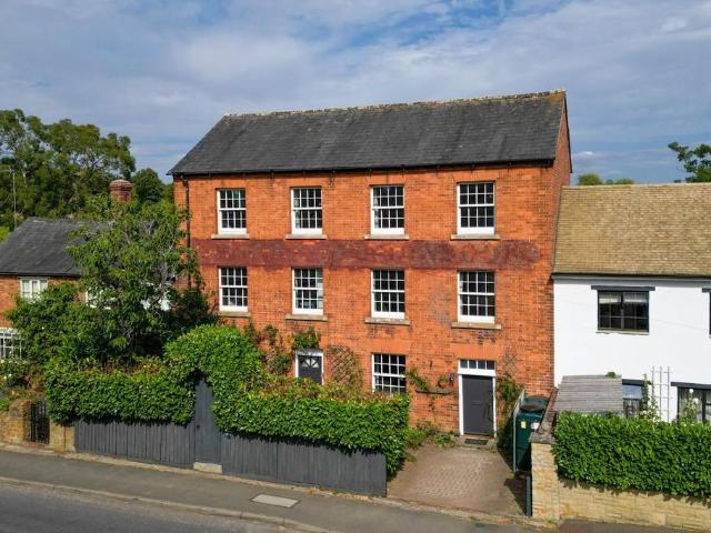 4 bedroom terraced house for sale