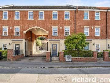 4 bedroom terraced house for sale