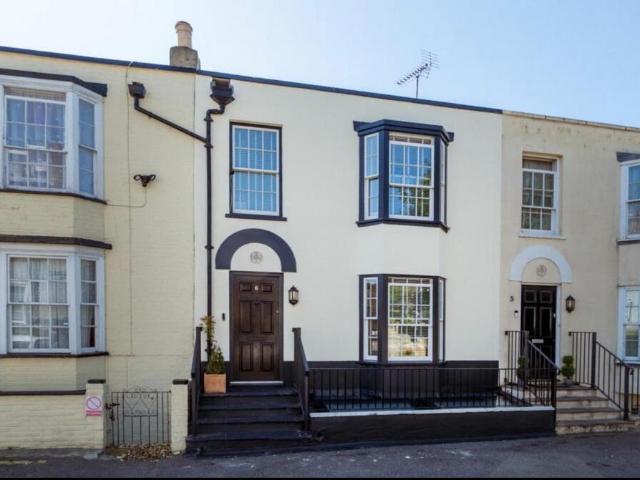 4 bedroom terraced house for sale