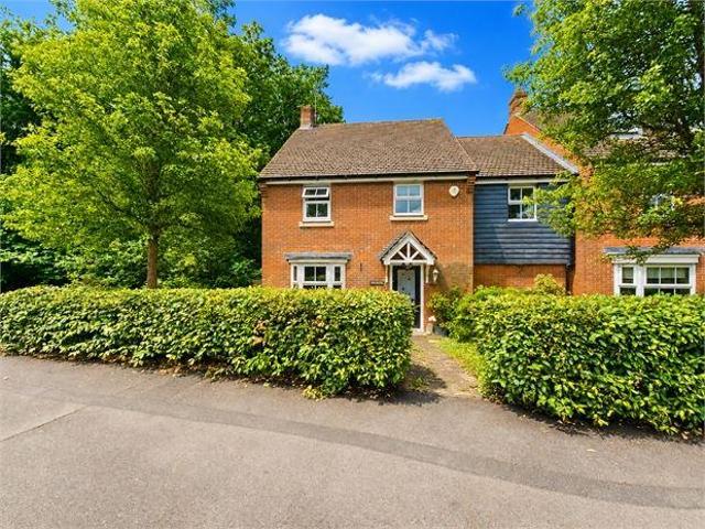4 bedroom link detached house for sale