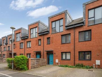 Hounslow, Greater London - Garden, Parking