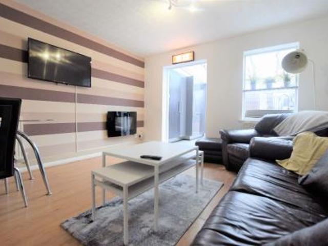4 bedroom Terraced House To Let